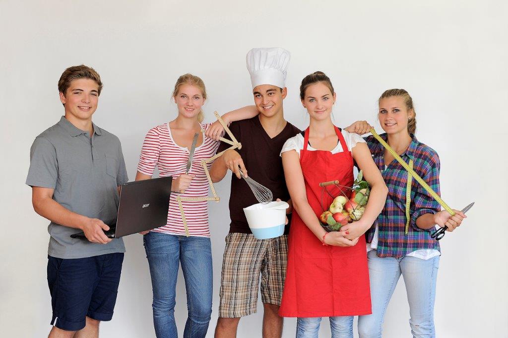 © Schülergenossenschaften / Genossenschaftsverband- Verband der Regionen e.V. Gruppe von Jugendlichen, die verschiedene Gegenstände in der Hand halten