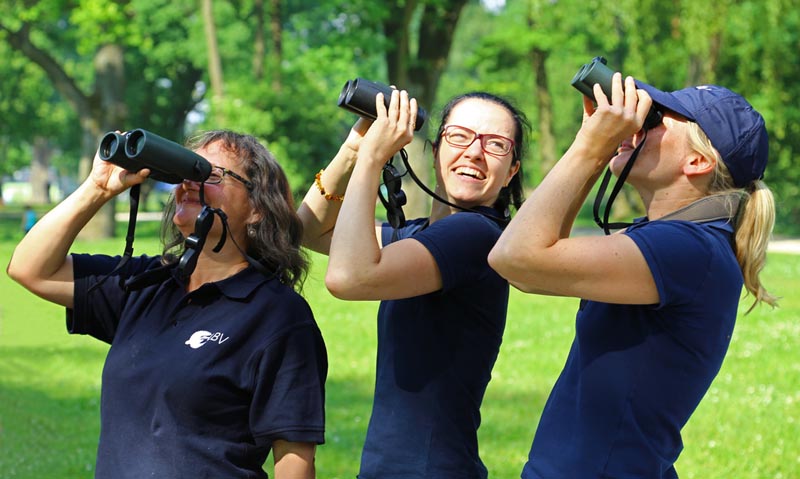 © Peter Bria / LBV drei Frauen mit Ferngläsern bei der Vogelbeobachtung