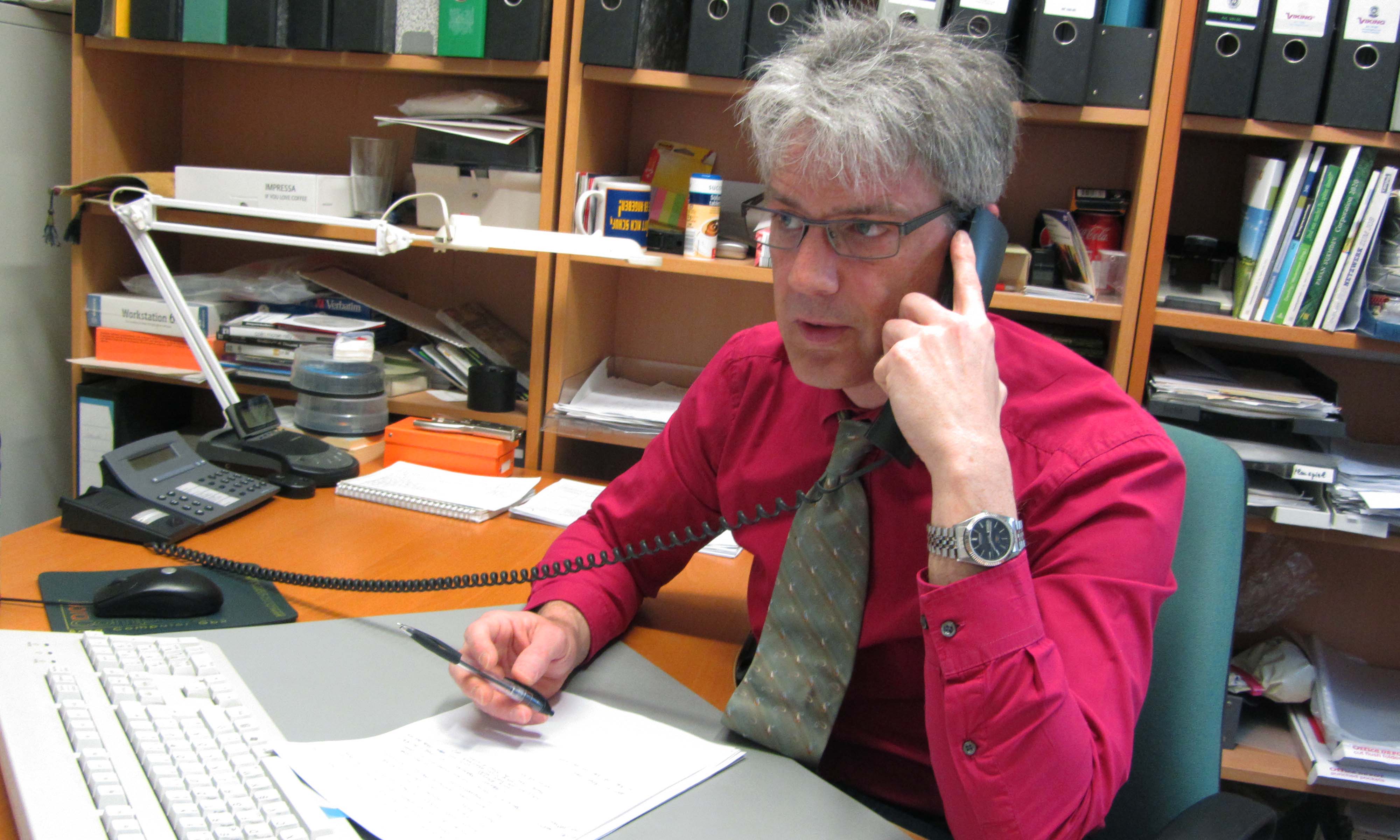 © WILA Bonn Mann führt am Telefon Beratung durch
