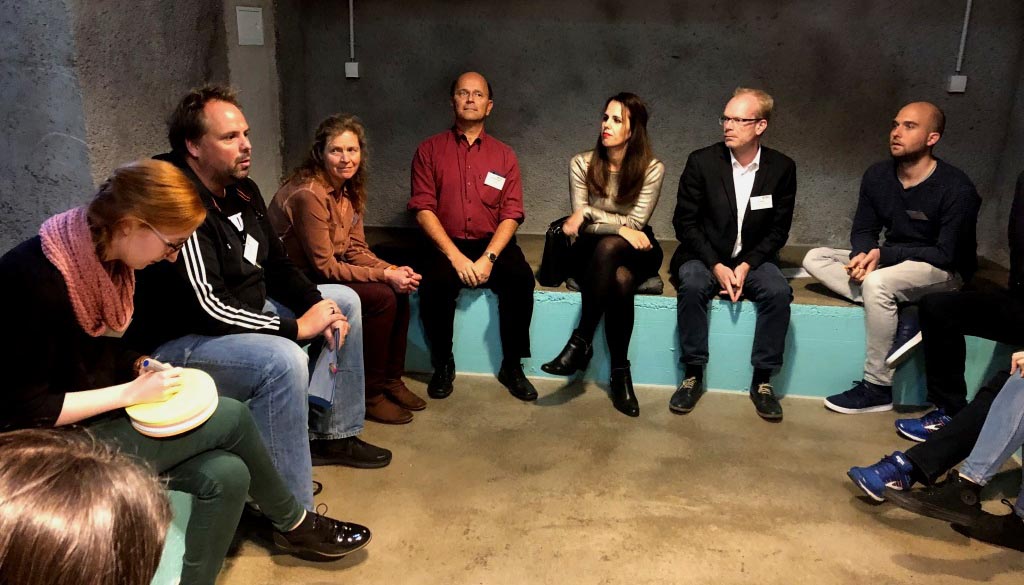 © Netzwerk Grüne Arbeitswelt Menschen sitzen im Halbkreis und diskutieren