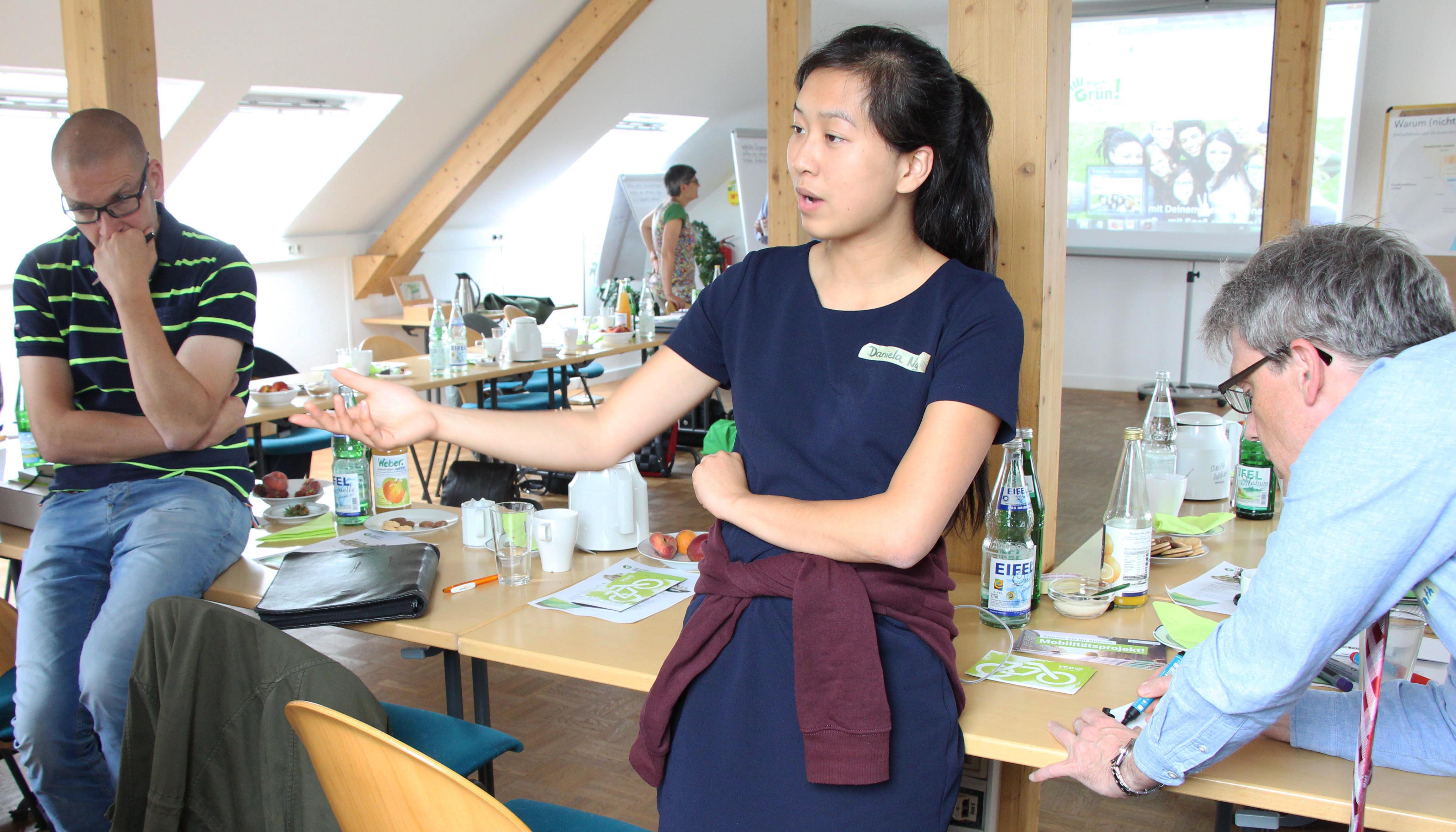 © Netzwerk Grüne Arbeitswelt Mädchen erklärt etwas