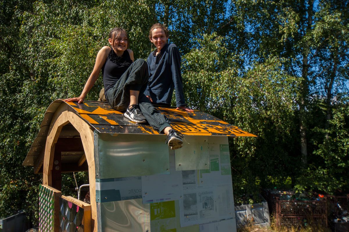 © Hendrik Silbermann / ARTWORKs Zwei Jugendliche sitzen auf einem Bauwerk aus Recyclingmaterial