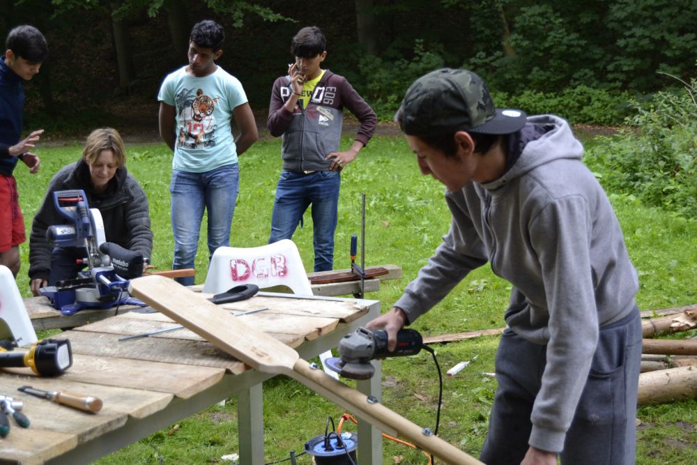 © V. Brekenkamp, Flecken Zechlin mehrere Jugendliche beim Bau eines Paddels aus Holz