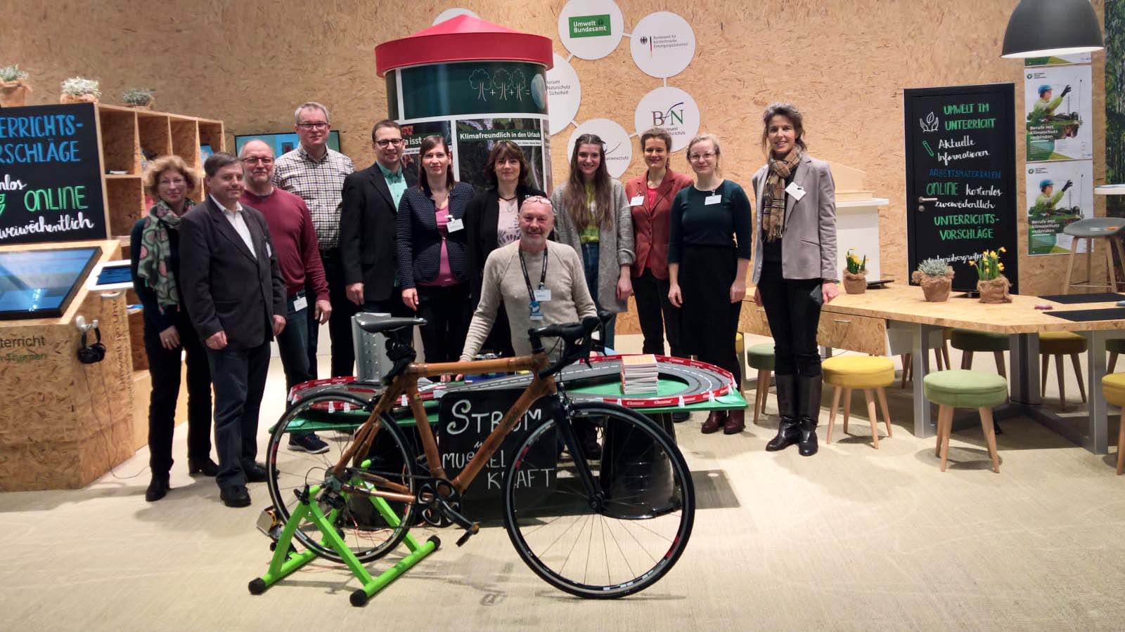 © Netzwerk Grüne Arbeitswelt eine Gruppe von Menschen posiert am Stand des Bundesumweltministeriums auf der Didacta-Messe