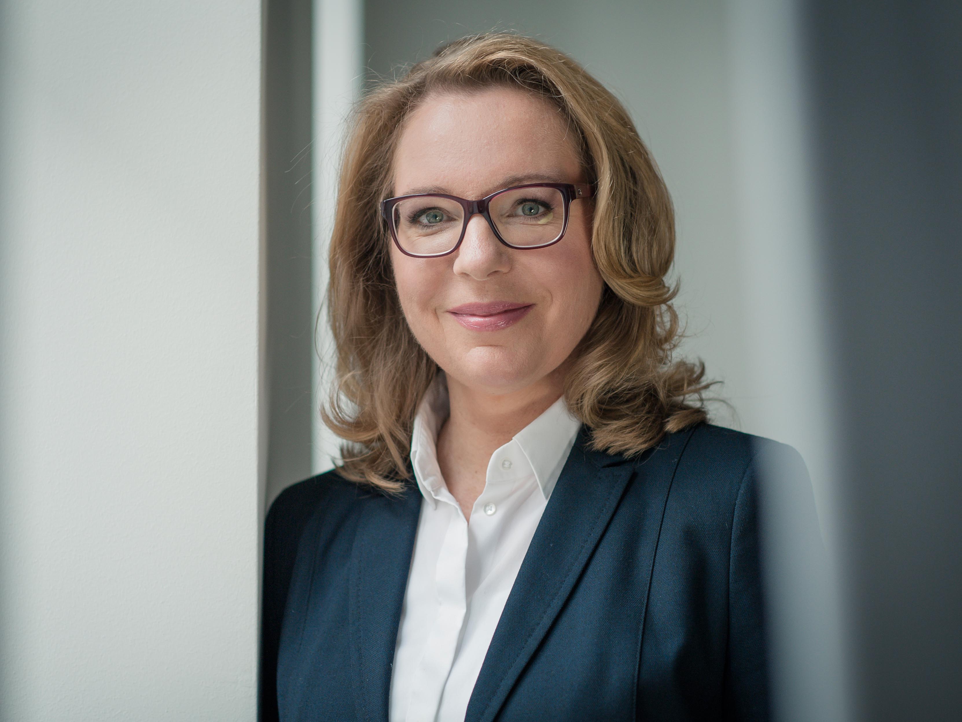 © Oliver Betke Porträt von Claudia Kemfert, blonde Frau mit Brille