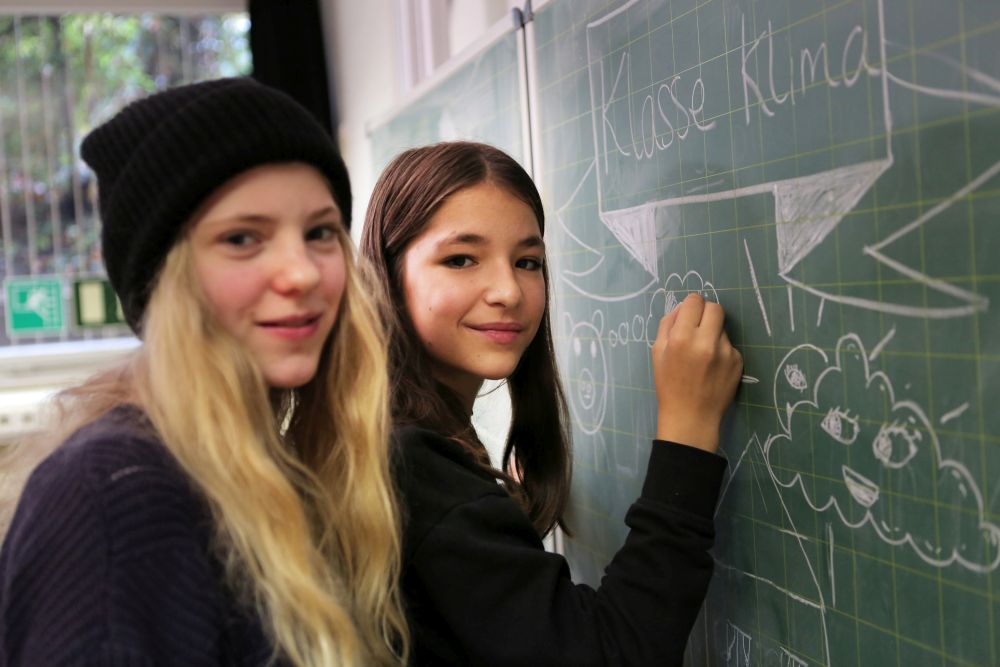 © Maxi Strauch zwei Mädchen an einer Schultafel