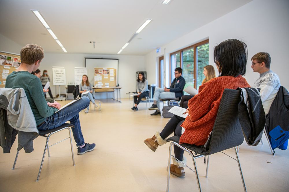 © Daniel Bergius/Studio2B GmbH Jugendliche sitzen im Kreis bei einer Besprechung