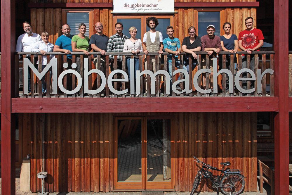 Mitarbeitergruppe auf Balkon