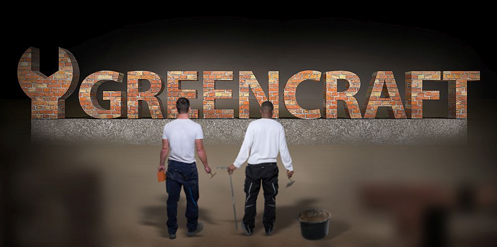 © Greencraft Zwei Männer von hinten mit Maurerwerkzeug vor Mauer mit Schriftzug Greencraft
