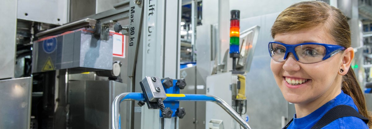 © SolarWorld AG Eine Frau bedient eine Maschine