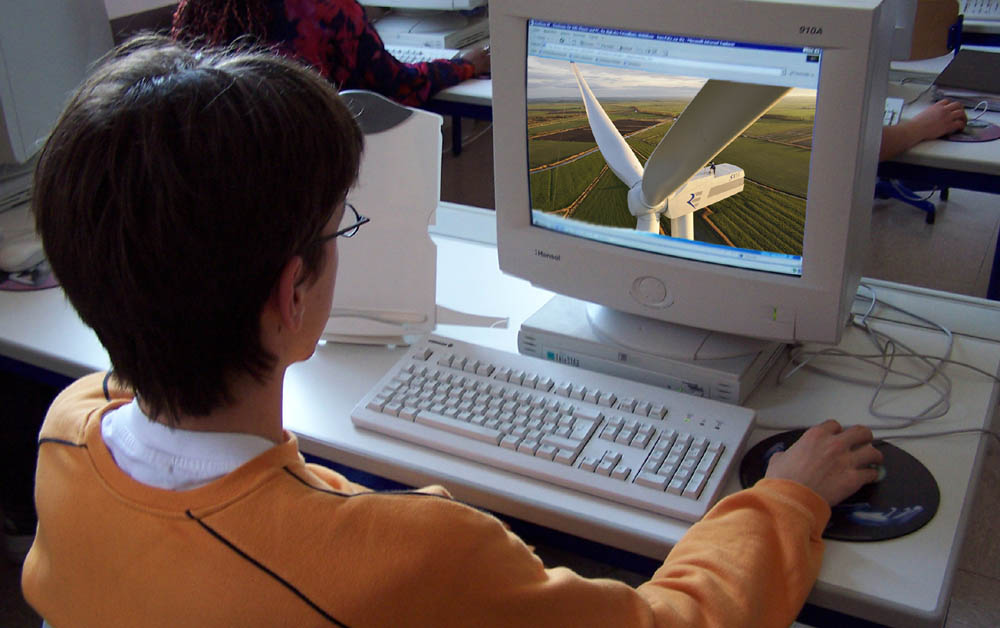 © Manfred Jahreis / pixelio, bearbeitet von UfU e.V. Frau vor Computer