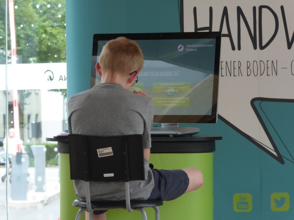 © Handwerkskammer Koblenz Junge sitzt vor einem Computer