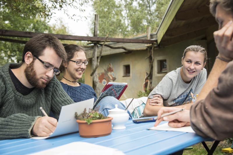 © Hendrik Silbermann (ARTWORKS) Workcampteilnehmer bei der Planung am Tisch