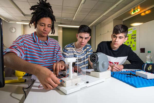 © Universität des Saarlandes, Oliver Dietze Schülergruppe beim Experimentieren