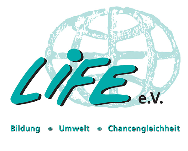 LIFE e.V. in blauen Buchstaben mit Globus im Hintergrund