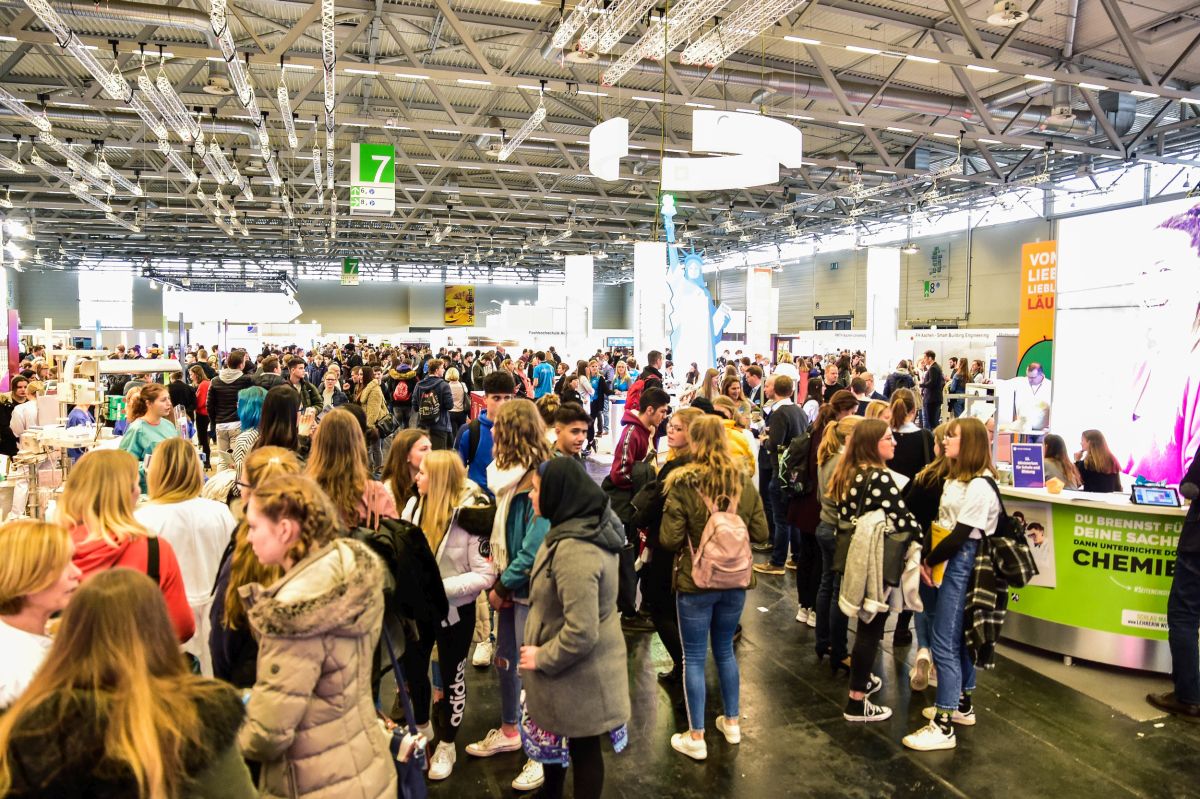 © Einstieg GmbH Messe mit vielen jugendlichen Teilnehmer/innen
