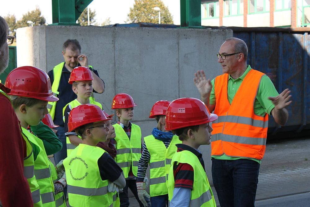 AWG Kreis Warendorf/GEG Kreis Gütersloh Schulklasse mit Warnwesten