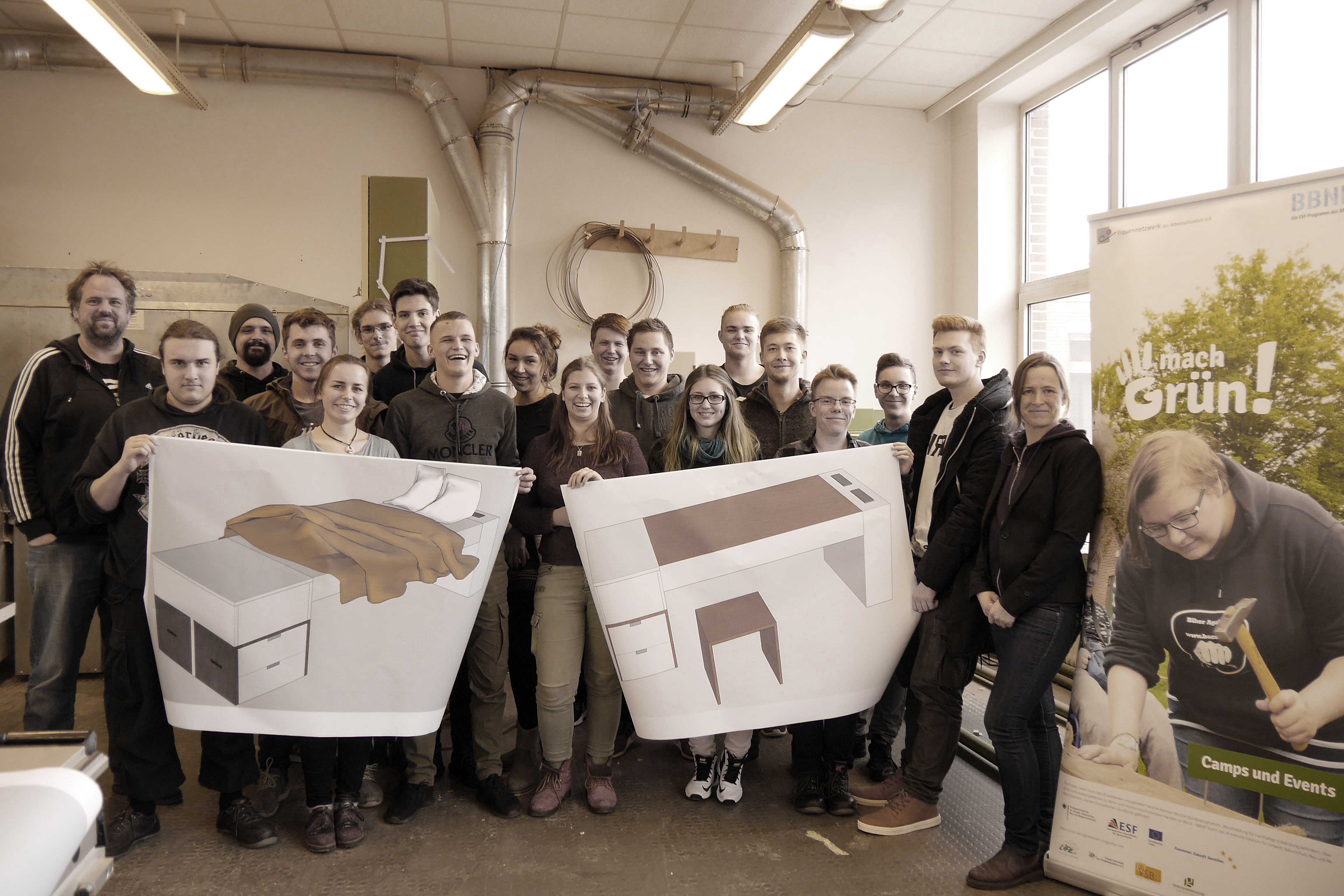 © Walther-Lehmkuhl-Schule Schülergruppe mit Plakaten