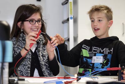 © Forschungszentrum Jülich GmbH Schülerin und Schüler beim Versuch im JuLab