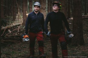 Nach getaner Arbeit gehen die beiden Forstwirte zufrieden in den Feierabend. © Dan Zoubek | Netzwerk Grüne Arbeitswelt