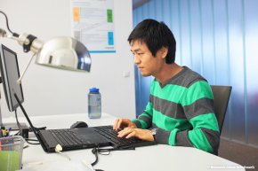 Yushin arbeitet im Customer-Management. Hier sorgt der Software-Entwickler dafür, dass sich alle Marktpartner in der Stromwirtschaft digital miteinander verständigen können. © Netzwerk Grüne Arbeitswelt