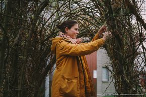 Mit einem lebendigen Weidentunnel zeigt Saskia Helm, wie sich Flächen naturnah gestalten lassen. © Dan Zoubek | Netzwerk Grüne Arbeitswelt