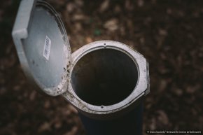 Ein wenig versteckt befindet sich abseits des Wegs eine Grundwassermessstelle. © Dan Zoubek | Netzwerk Grüne Arbeitswelt