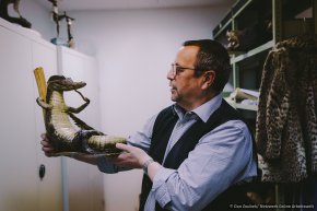 Auge in Auge mit einem Krokodil – Sammy begleitet Franz Böhmer häufig zu Aufklärungsveranstaltungen. © Dan Zoubek | Netzwerk Grüne Arbeitswelt
