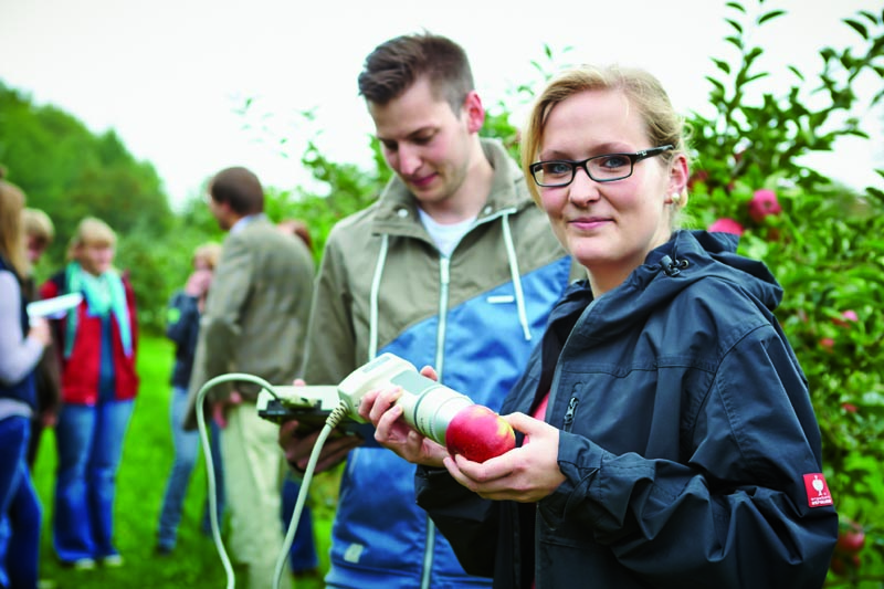 © Grünes Medienhaus Gartenbaustudierende bei Versuchen im Feld