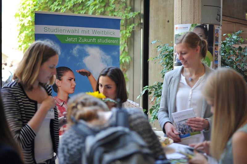 © VDL Berufsverband Agrar, Ernährung, Umwelt e.V. Studierende bei der Praxisbörse
